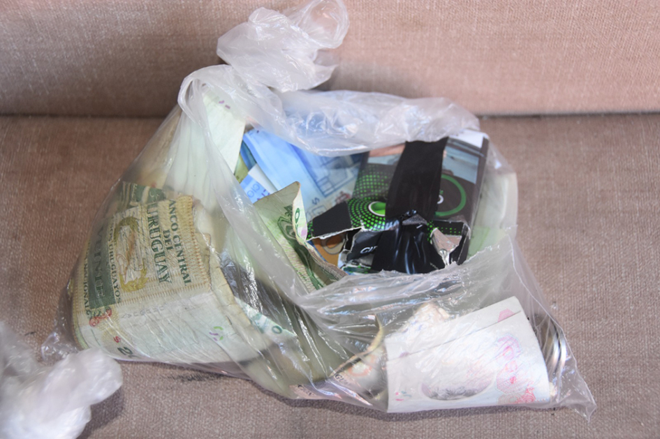 Dinero dentro de una bolsa plastica