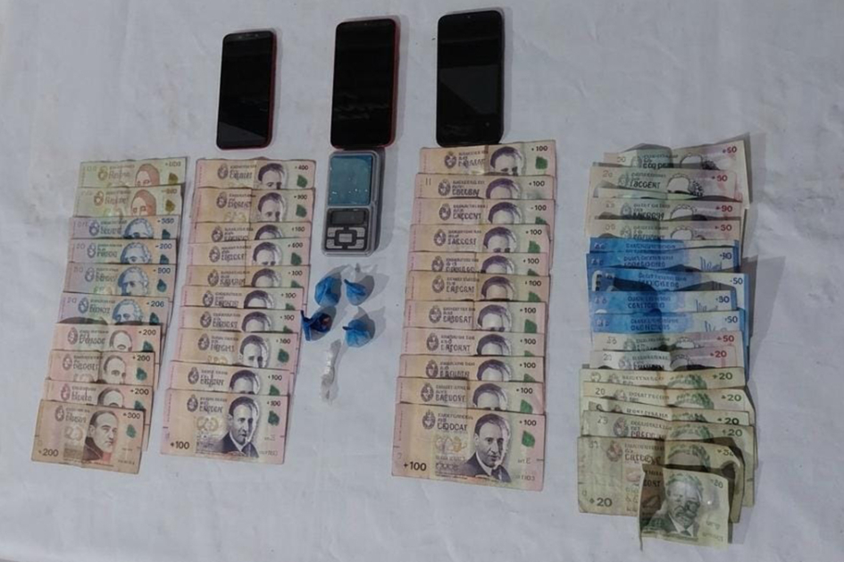 Dinero estupefacientes celulares y balanza digital incautados por la policía Dinero estupefacientes celulares y balanza digital incautados por la policía