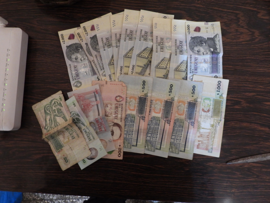 Dinero incautado en allanamiento Dinero incautado en allanamiento