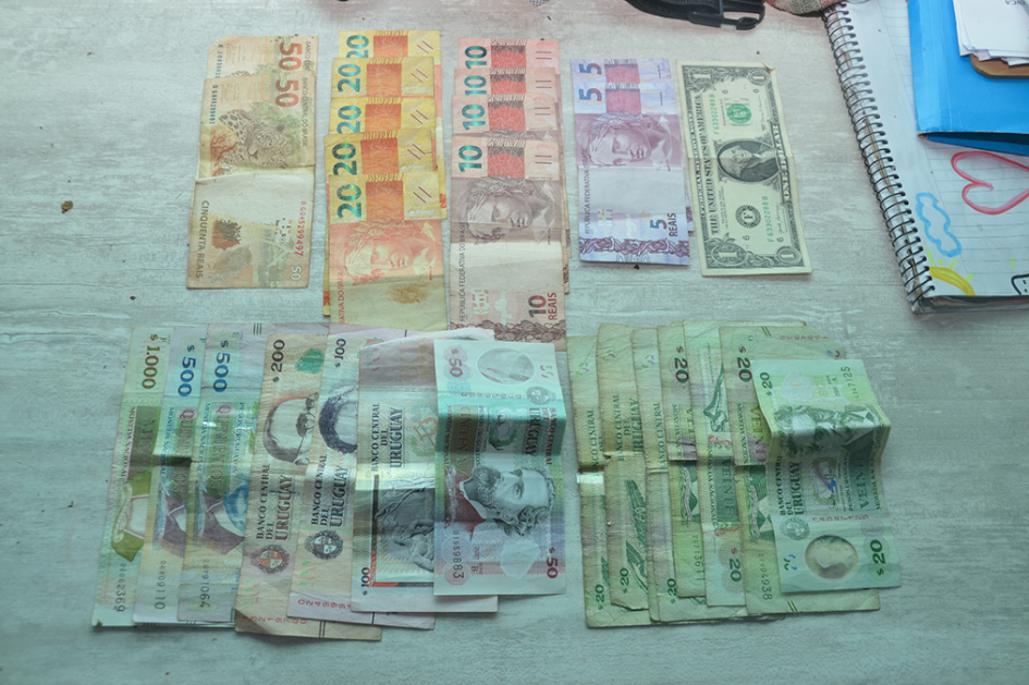 Dinero uruguayo brasilero y estadounidense incautado por la policía.