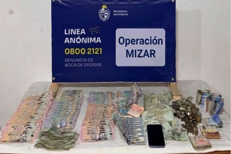 Dinero uruguayo, reales, dólares y celular incautados por la policía Dinero uruguayo, reales, dólares y celular incautados por la policía
