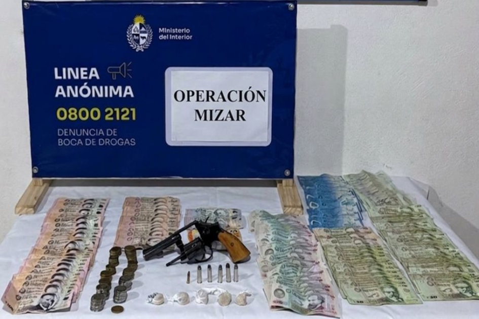 Dinero uruguayo, revolver con municiones y droga incautada por la policía Dinero uruguayo, revolver con municiones y droga incautada por la policía