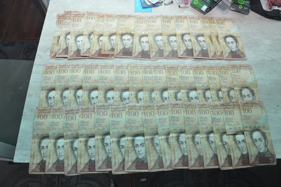 Dinero venezolano incautado por la policía.