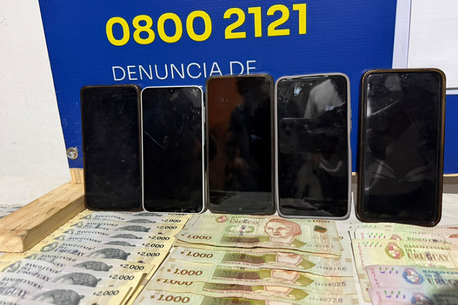 Dinero y celulares incautados por la policía. Dinero y celulares incautados por la policía.
