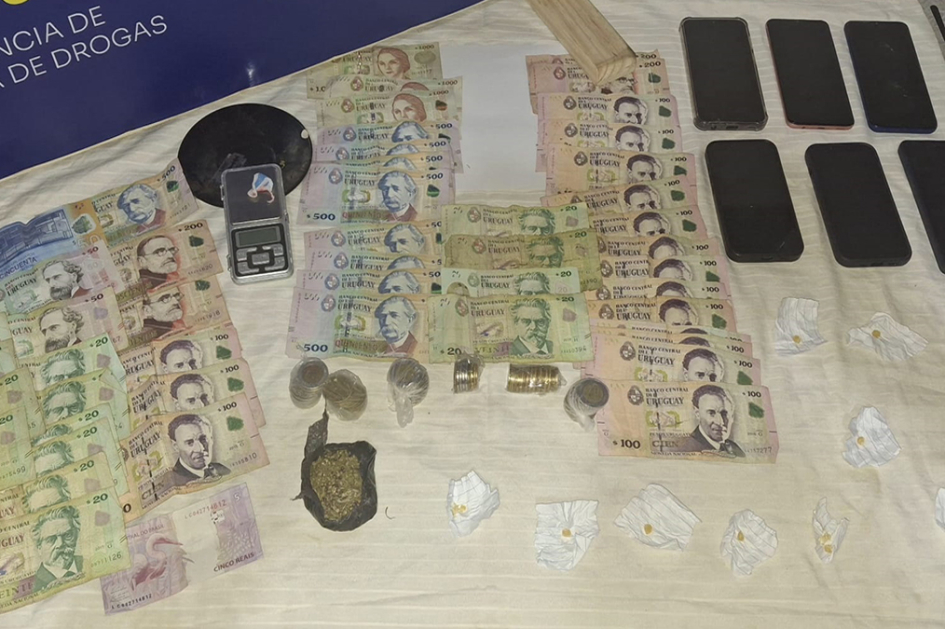 Dinero y droga incautada por la policía