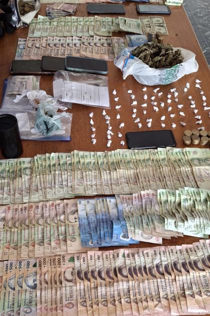 Dinero y drogas incautadas. Dinero y drogas incautadas.