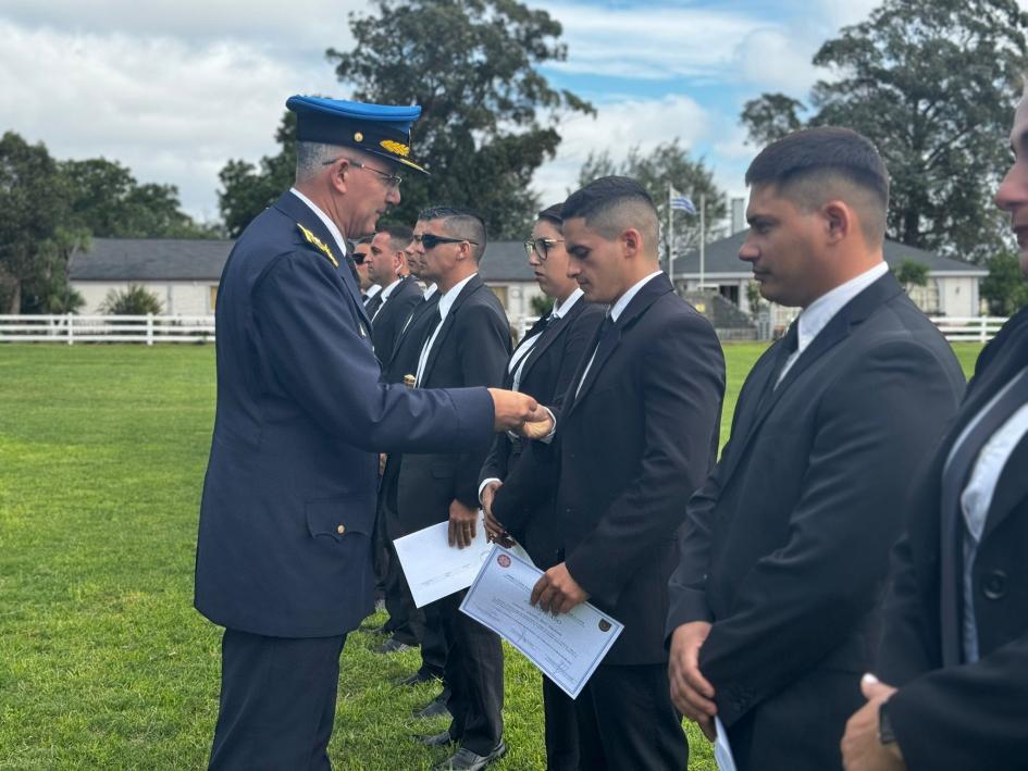 Director de la Policía Nacional entregando certificados. Director de la Policía Nacional entregando certificados.