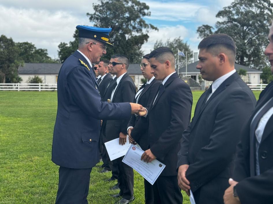 Director de la Policía Nacional entregando certificados.