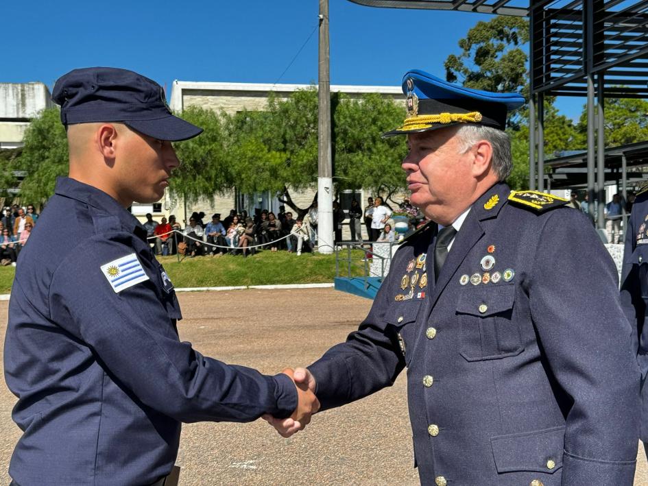 Director Nacional de la Educación Policial entregando un premio. Director Nacional de la Educación Policial entregando un premio.