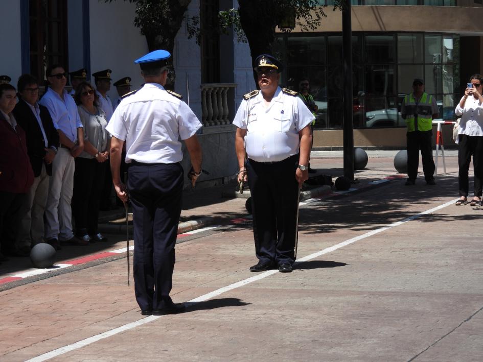 Director de la Policía Nacional imponiendo en el cargo al jefe Director de la Policía Nacional imponiendo en el cargo al jefe