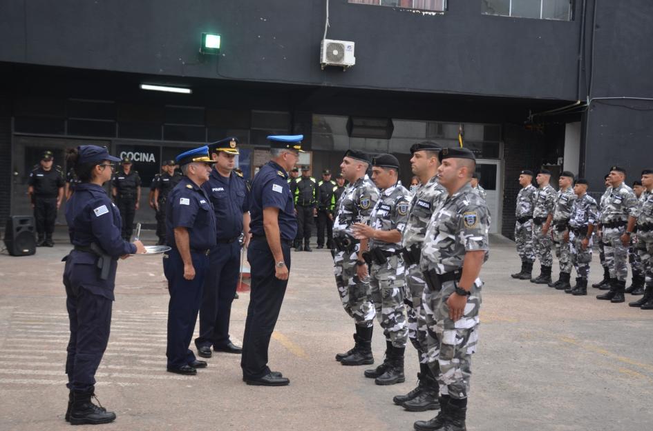 Director de la Policía Nacional dando un reconocimiento a los efectivos formados Director de la Policía Nacional dando un reconocimiento a los efectivos formados