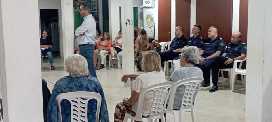 Director de Convivencia moderando el encuentro