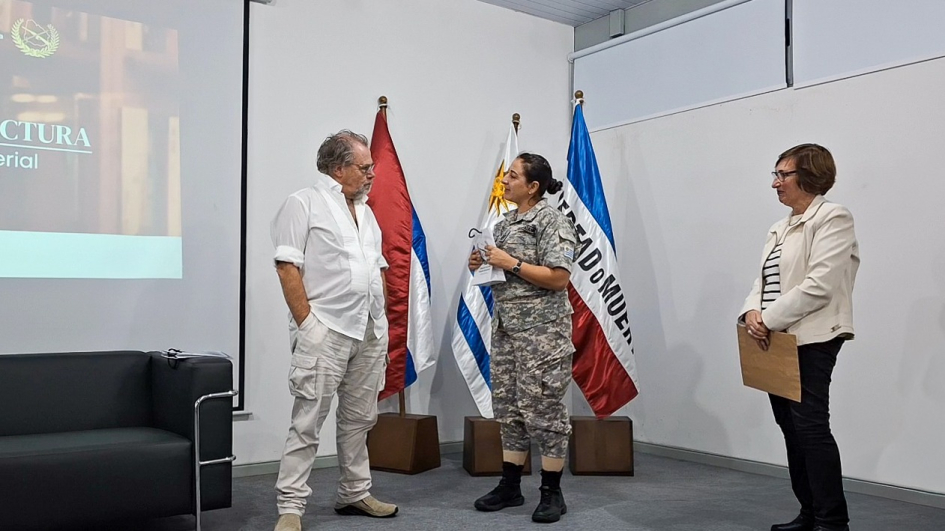 Directora Nacional GR entrega presente a Aureliano Folle, acompañada por Directora de la Biblioteca