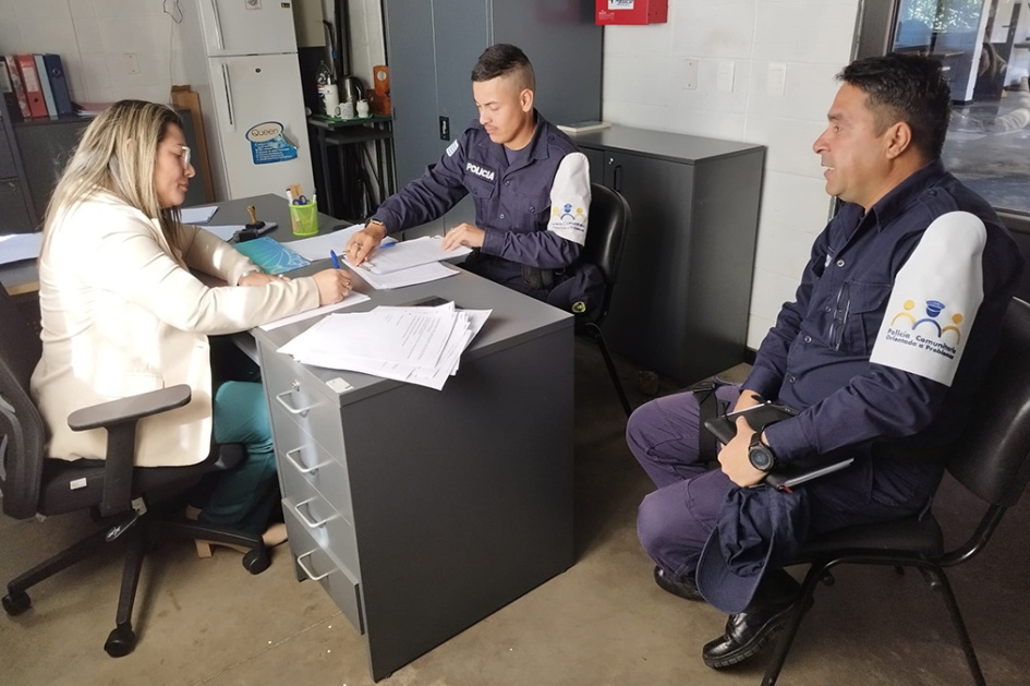 Directora de Centro Educativo con Policias Comunitarios