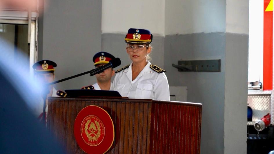 Directora de bomberos realizando su discurso Directora de bomberos realizando su discurso