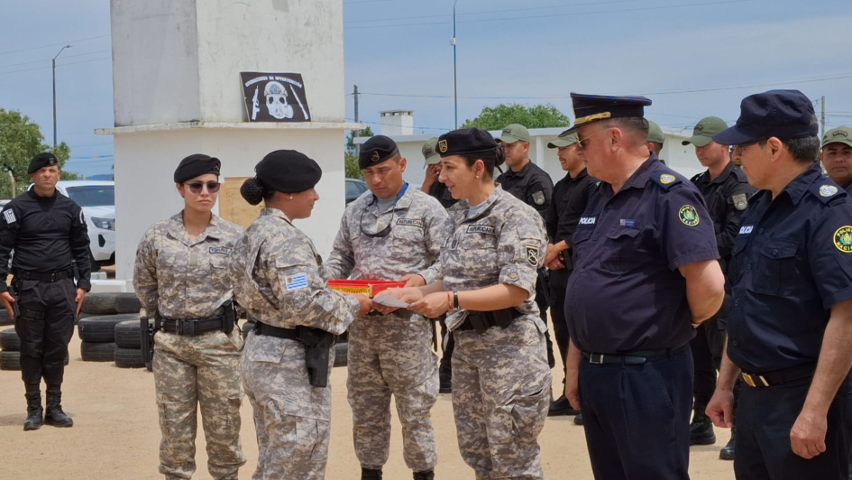 Autoridades DNGR y Jefatura de Maldonado entregando premios Autoridades DNGR y Jefatura de Maldonado entregando premios