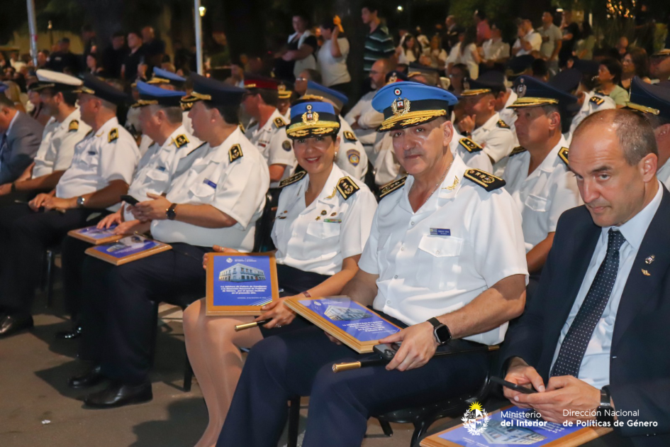 La Sra. Encargada Comisario General Angelina Ferreira con el premio. La Sra. Encargada Comisario General Angelina Ferreira con el premio.
