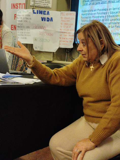 Doctora Rita López sentada