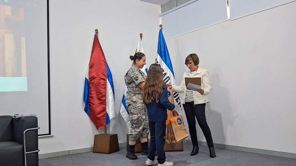 Directora Nacional GR y alumna Colegio Santa Elena, donan libros a la biblioteca ministerial