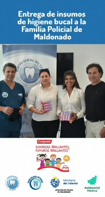 Entrega de insumo de higiene bucal a la Familia Policial de Maldonado Dos policías reciben kits de cepillos de diente y pasta dental por representantes Colgate