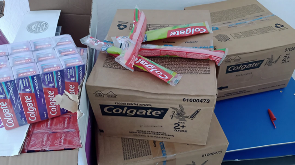 Entrega de insumo de higiene bucal a la Familia Policial de Maldonado cajas con insumos de higiene bucal