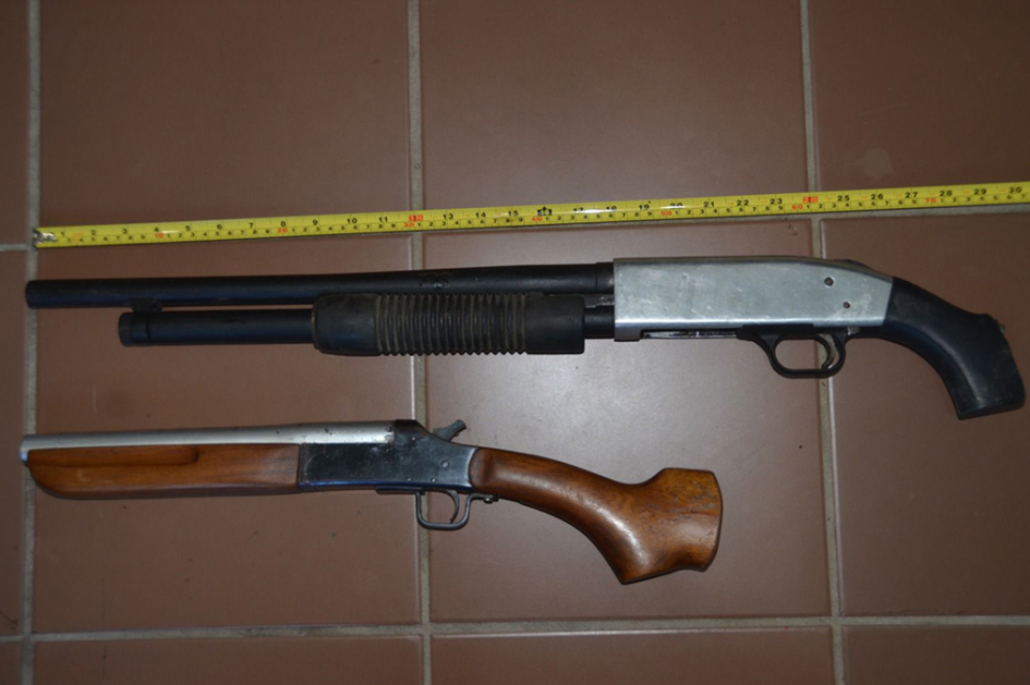 Dos escopetas con culatas recortadas.