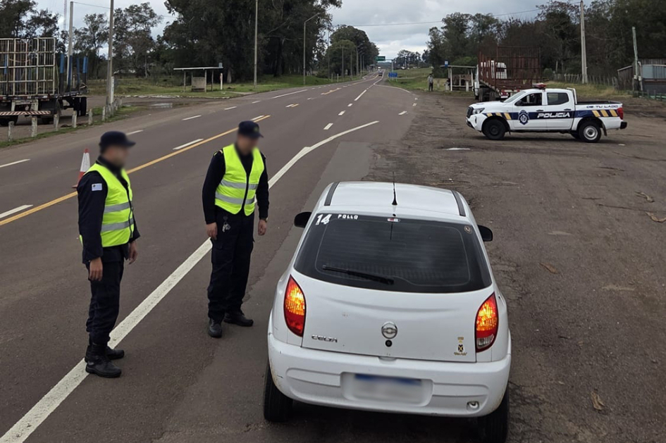 Dos policías controlando un automóvil Dos policías controlando un automóvil
