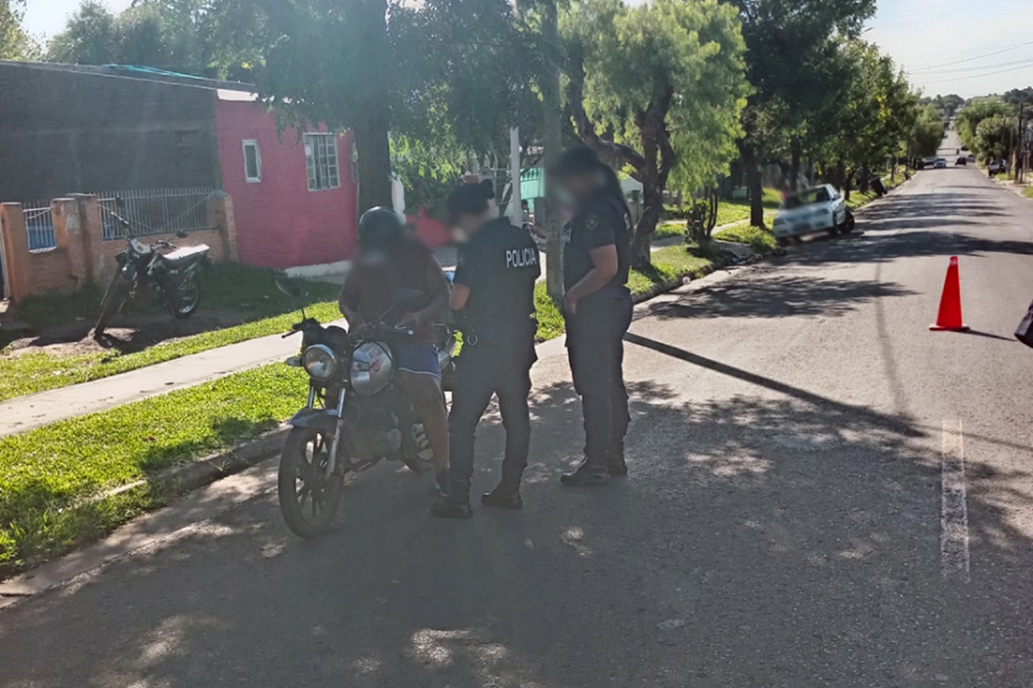Dos policías haciendo control a un motociclista