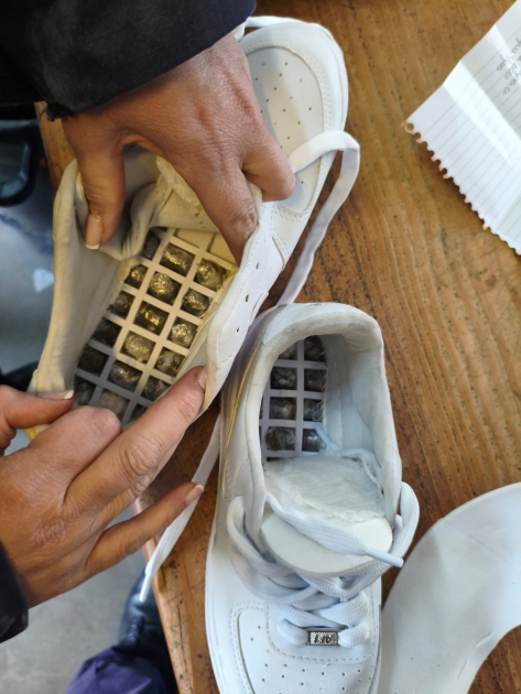 Dosís de droga en zapatilla deportiva incautada en revisoria de INR 17 Campanero