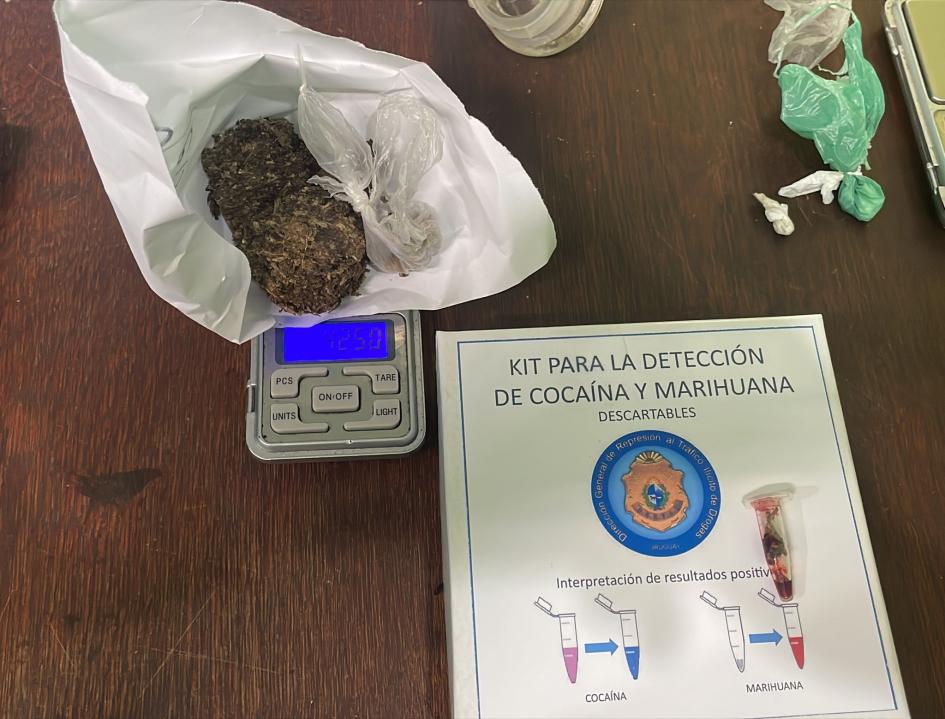 Droga incautada, reactivo y balanza de precisión. 