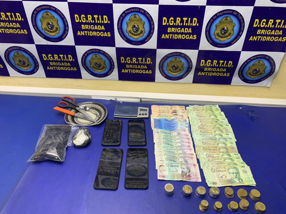 Droga, dinero y otros objetos incautados Droga, dinero y otros objetos incautados