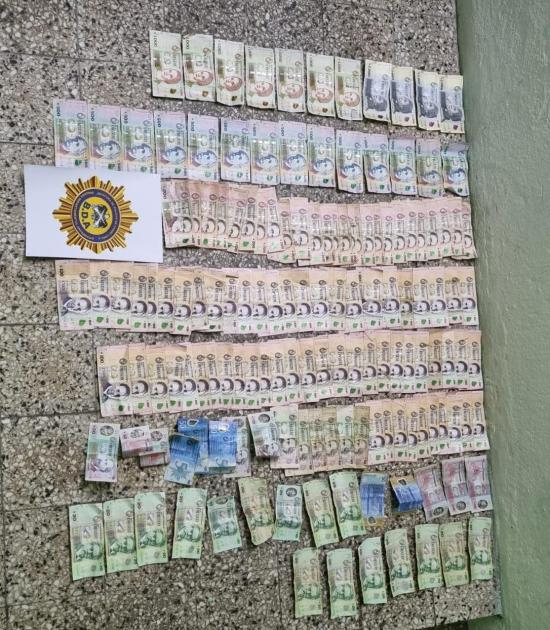 Suma importante de dinero incautado en allanamiento a casa de imputados. Suma importante de dinero incautado en allanamiento a casa de imputados.