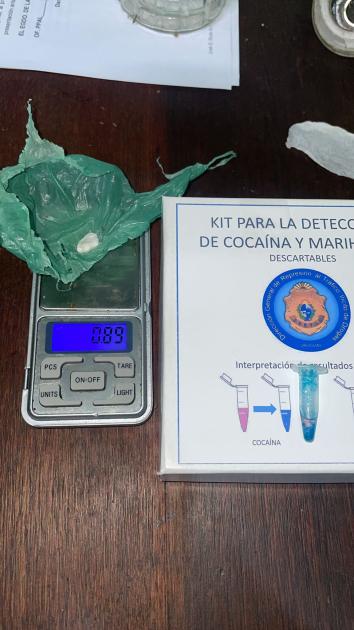Droga incautada, reactivo y balanza de precisión. 