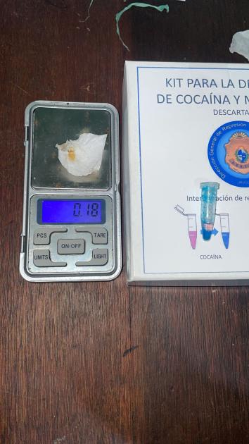 Droga incautada, reactivo y balanza de precisión. 