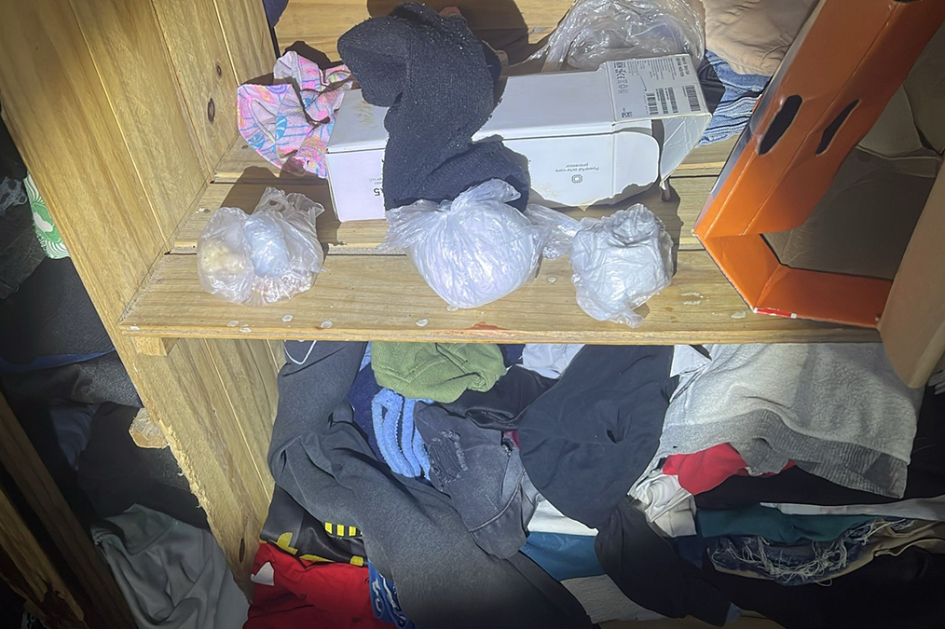 Droga acondicionada en envoltorios de nylon dentro de armario con ropas varias