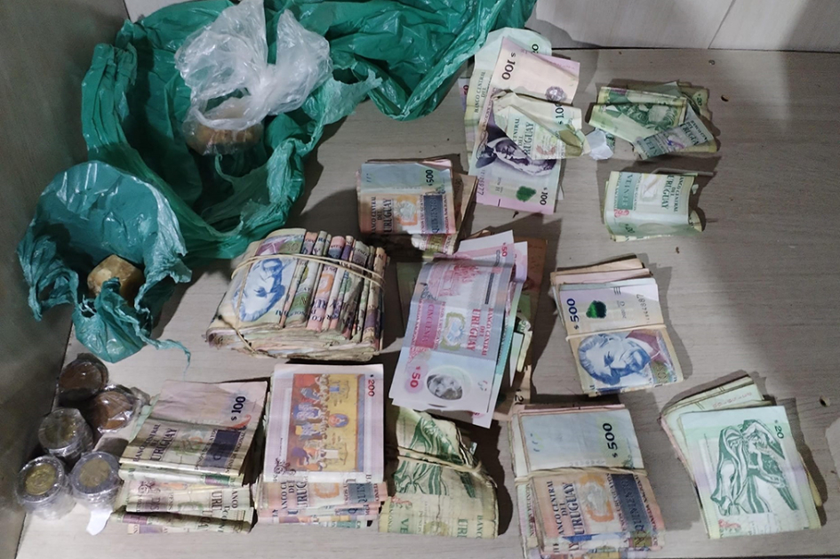 Droga acondicionada en envoltorios de nylon y dinero uruguayo incautados por la policía