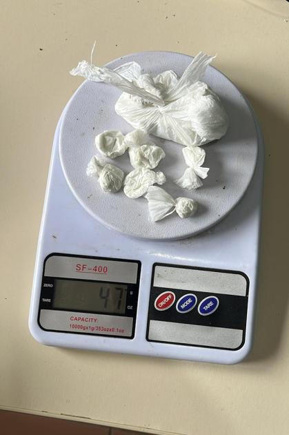 Droga incautada encima de balanza. Droga incautada encima de balanza.