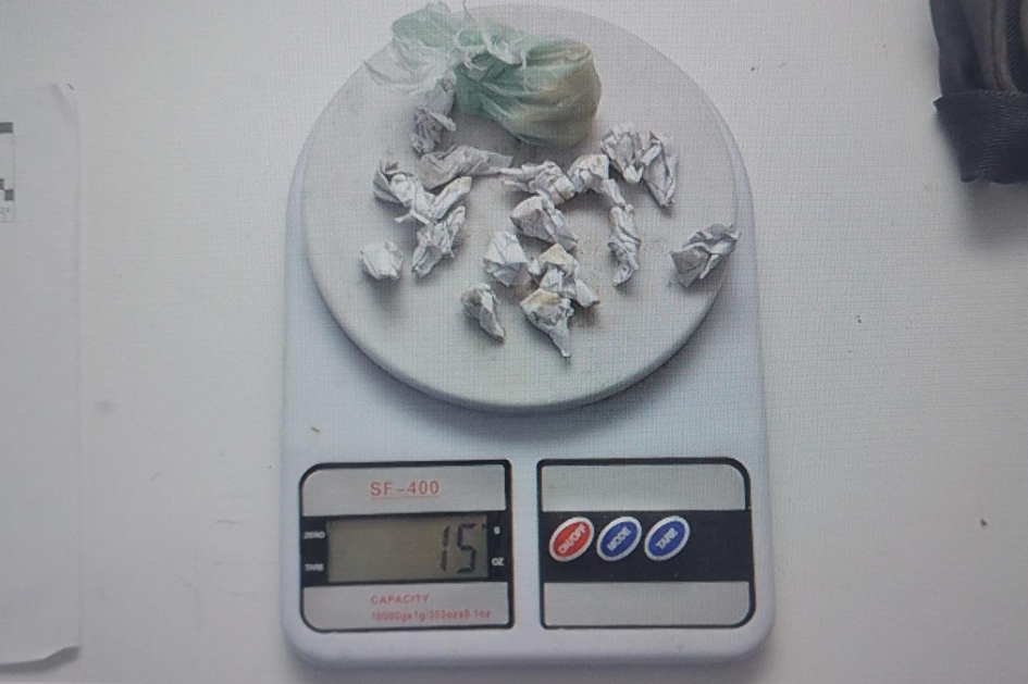 Droga incautada por la policía encima de una balanza digital. Droga incautada por la policía encima de una balanza digital.