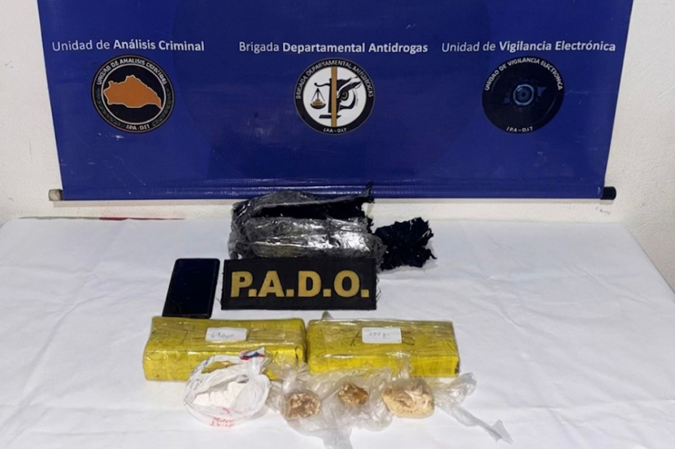 Droga y celular incautados por la policía en Operativo