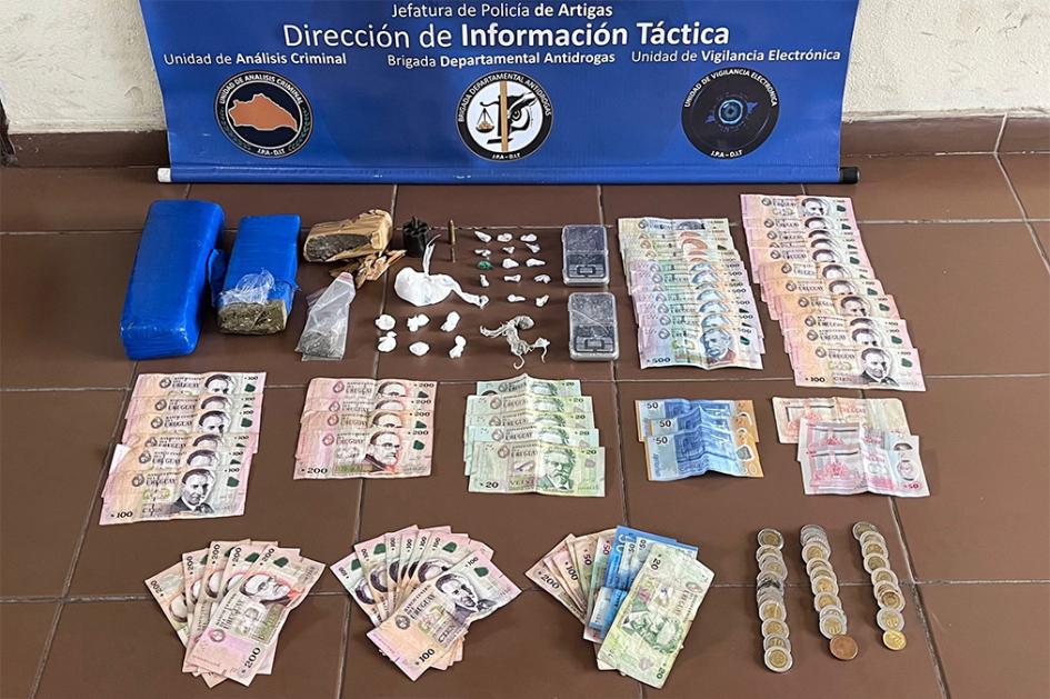 Droga y dinero y otros objetos incautados. Droga y dinero y otros objetos incautados.