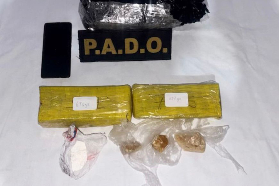Droga y equipo celular incautados por la policía