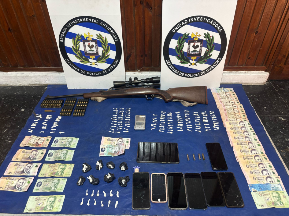 Allanan cuatro viviendas por venta de drogas en Durazno e incautan estupefacientes y un arma
