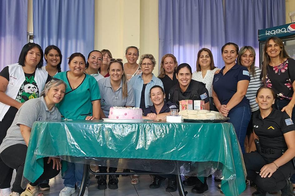 Efectivas policiales y alumnas de la Escuela Técnica de Artigas en merienda compartida.