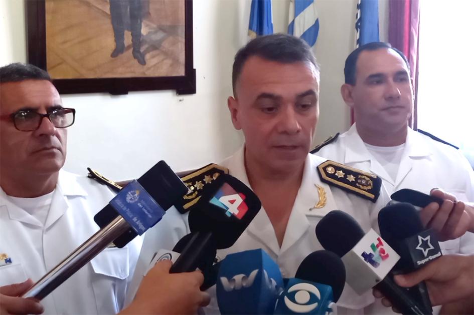 Encargado de Jefatura de Policía de Artigas y Comando presentándose ante los medios de comunicación.