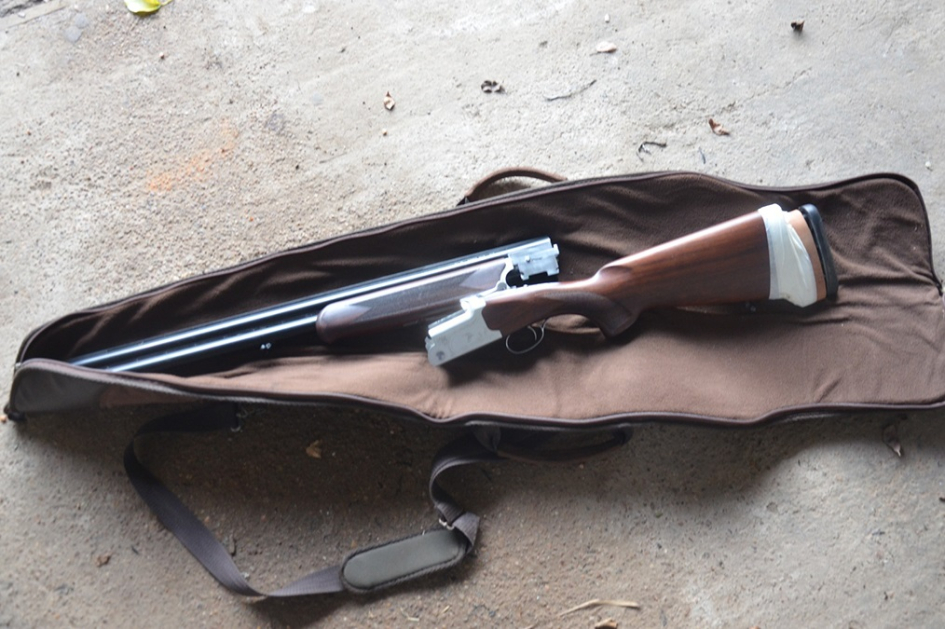 Escopeta calibre 12 en funda abierta