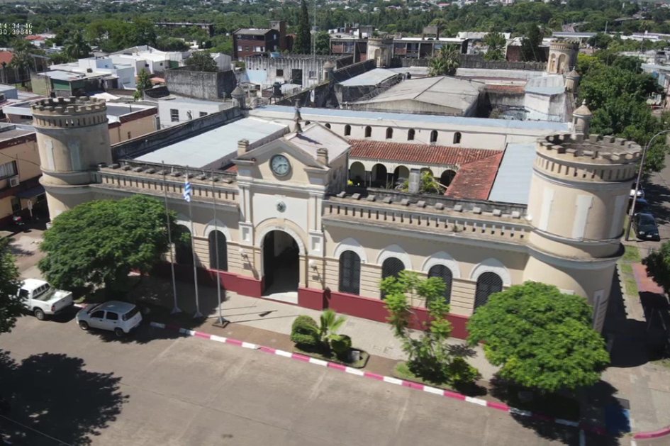 Edificio de Jefatura de Policía de Artigas vista aérea de la esquina Edificio de Jefatura de Policía de Artigas vista aérea de la esquina