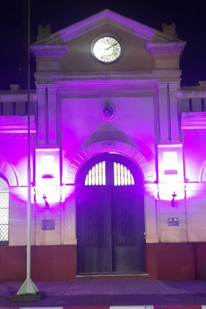 Edificio de Jefatura de Policía iluminado de color violeta. Edificio de Jefatura de Policía iluminado de color violeta.