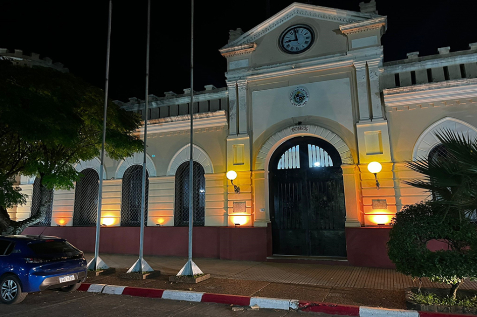 Edificio de Jefatura decorado con luces amarillas