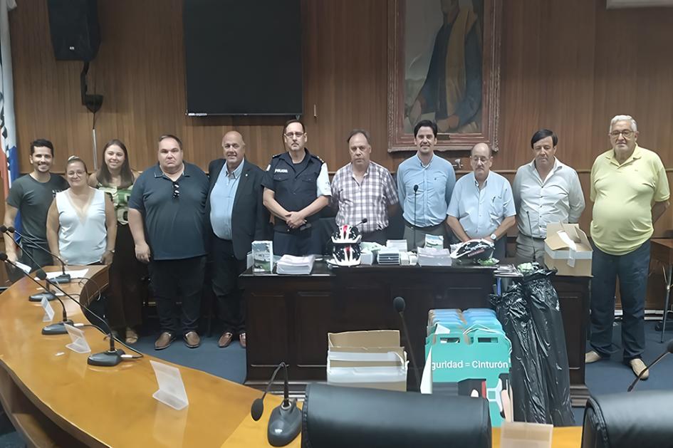 Ediles de Artigas con el Director de Tránsito Municipal y el Jefe de Policía Comunitaria. Ediles de Artigas con el Director de Tránsito Municipal y el Jefe de Policía Comunitaria.