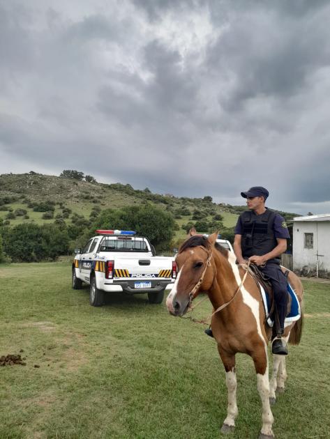 Efectivo de BDSR a caballo con móvil detrás Efectivo de BDSR a caballo con móvil detrás